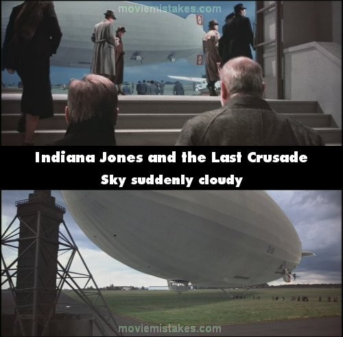 Phim Indiana Jones and The Last Crusade, bầu trời xám xịt, đầy mây ở cảnh Indy và bố anh xếp hàng lên tàu đã trở nên trong xanh ngay sau đó.